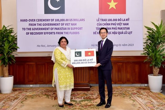 Việt Nam trao tặng 100.000 USD hỗ trợ Pakistan khắc phục hậu quả lũ lụt