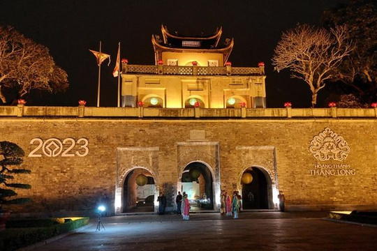 Tour Đêm Hoàng cung Thăng Long - Một cảm nhận độc đáo dành cho du khách nước ngoài