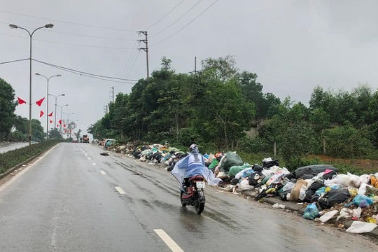 Hà Tĩnh: Rác thải chất đống hai bên đường