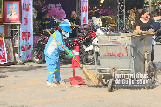 Hà Nội: Đảm bảo công tác vệ sinh môi trường ở các Chợ hoa Xuân