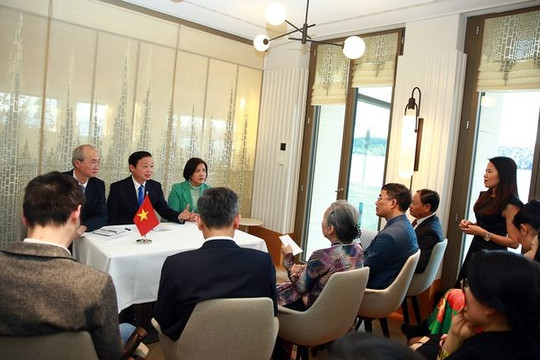 Phó Thủ tướng Trần Hồng Hà gặp mặt cộng đồng người Việt tại Thụy Sĩ