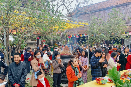Người dân Thủ đô tấp nập đi lễ chùa ngày đầu năm Quý Mão