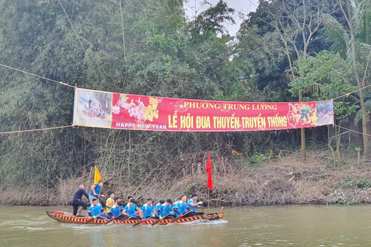 Hà Tĩnh: Sôi nổi Lễ hội đua thuyền truyền thống đầu xuân