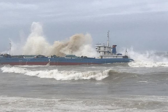 Quảng Ngãi: Ứng phó nguy cơ tràn dầu khi tàu Hoàng Gia 46 gặp nạn trên biển