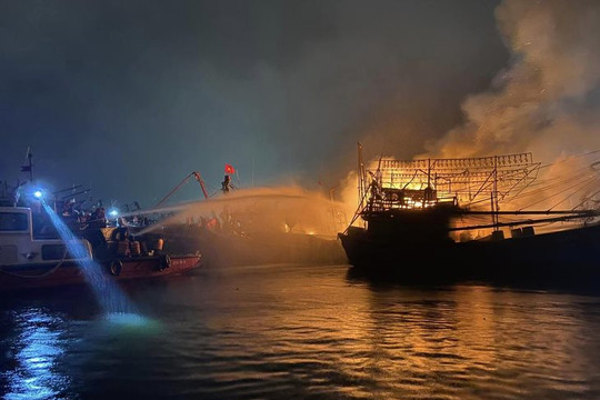 Đà Nẵng: Dập tắt vụ cháy tàu cá trong đêm, bảo vệ hơn 60 tàu neo đậu liền kề