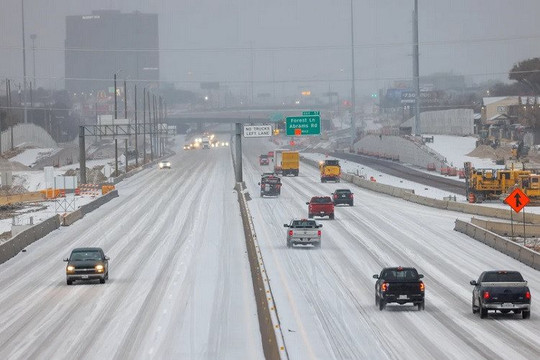 Hàng nghìn chuyến bay bị hủy vì bão tuyết hoành hành ở miền nam nước Mỹ
