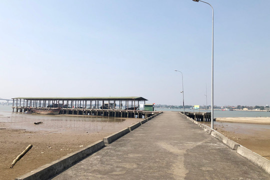 Ngư dân Hà Tĩnh gặp khó khi cảng cá Xuân Hội bị bồi lấp