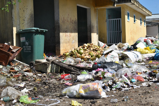 Quảng Nam: Vất vả thu gom rác thải ứ đọng sau Tết
