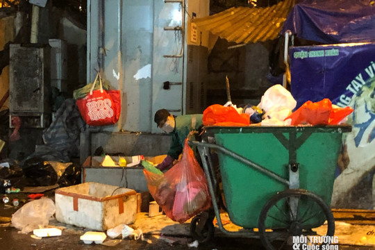 Phố phường Hà Nội ngập trong rác thải sau Tết Nguyên đán