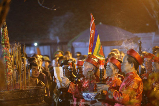 Sau nghi lễ khai ấn, người dân vào đền Trần dâng hương lúc nửa đêm