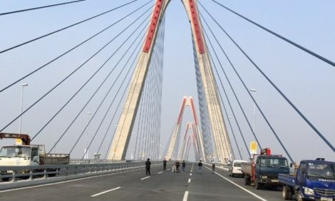 Hà Nội cấm các phương tiện qua cầu Nhật Tân theo giờ