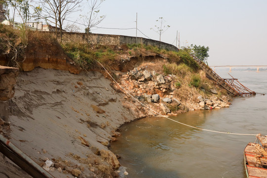 Phú Thọ: Công bố tình huống khẩn cấp về thiên tai, sự cố sạt lở bờ, vở sông