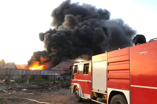 Quảng Ngãi: Cháy nhà máy bao bì, cột khói cao hàng chục mét