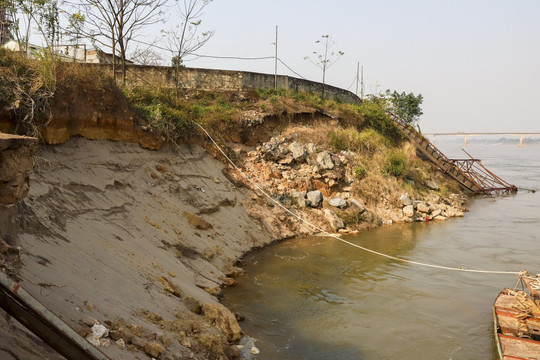 Sạt lở nghiêm trọng bờ sông Đà khiến hàng trăm hộ dân bất an