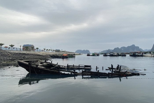 Quảng Ninh: Rác thải bủa vây bến neo, đậu tàu thuyền ở TP Cẩm Phả