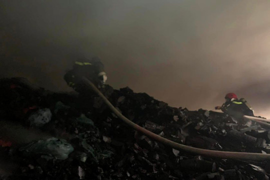 Quảng Ngãi: Xuyên đêm dập tắt đám cháy lớn tại kho than củi 200 tấn