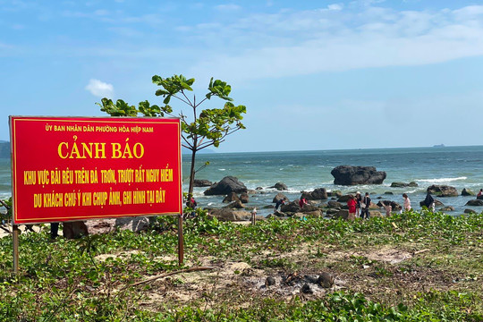 Đà Nẵng : Cắm biển, nhắc nhở du khách không xả rác tại biển Nam Ô 