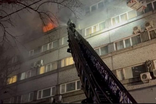 Cháy tòa nhà cao tầng tại Moskva (Nga) khiến hàng trăm người phải sơ tán