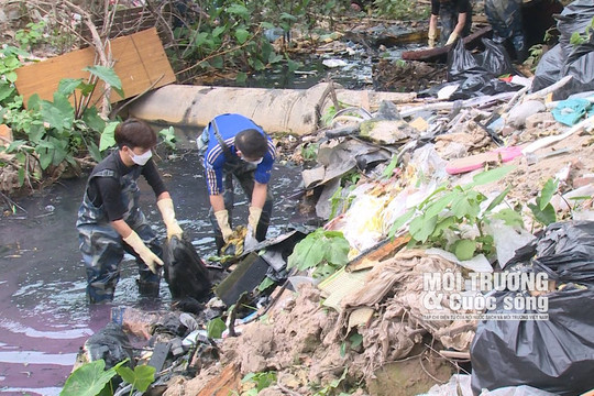 [VIDEO] Nhóm bạn trẻ “vật lộn”với rác thải  giữa mương đen ngòm