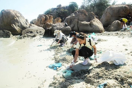 Khánh Hòa: Tổ chức hoạt động nhặt rác bảo vệ môi trường