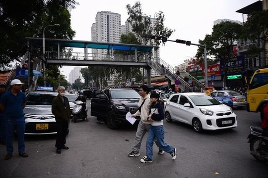 Hà Nội: Nhiều người dân "phớt lờ" cầu bộ hành, chọn băng qua đường dù nguy hiểm
