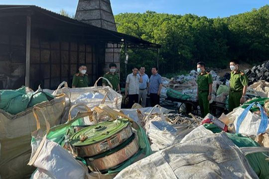 Thanh Hóa: Phạt 465 triệu đối với 2 cá nhân chuyển giao hàng chục tấn chất thải nguy hại