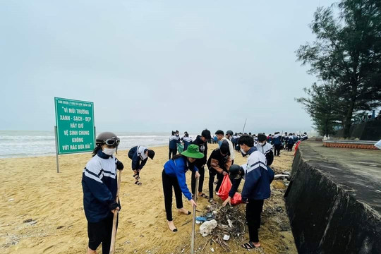 Hà Tĩnh: Gần 500 đoàn viên thanh niên ra quân làm sạch biển Thiên Cầm