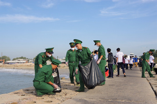 Phát động chiến dịch hãy làm sạch biển tại Bình Thuận