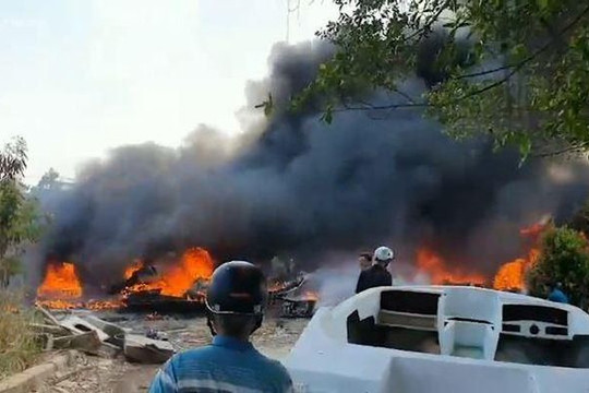 Cháy lớn ở TP. Hồ Chí Minh thiêu rụi hàng loạt cano