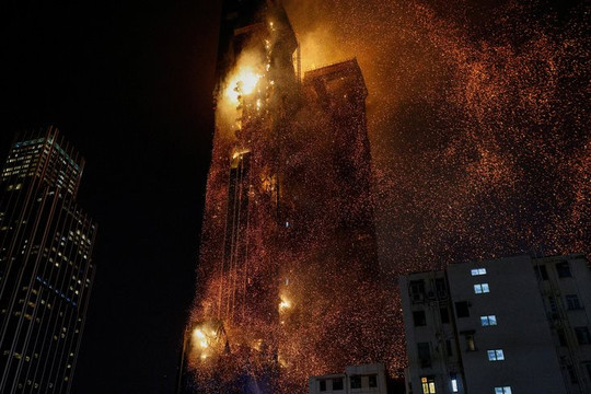 Tòa tháp chọc trời ở Hồng Kông bất ngờ cháy lớn