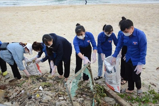 Đà Nẵng: Hơn 500 đoàn viên tham gia làm sạch bãi biển