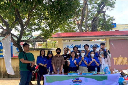 Phú Yên: Học sinh TP Tuy Hoà hào hứng tham gia chiến dịch đổi rác thải nhựa lấy quà