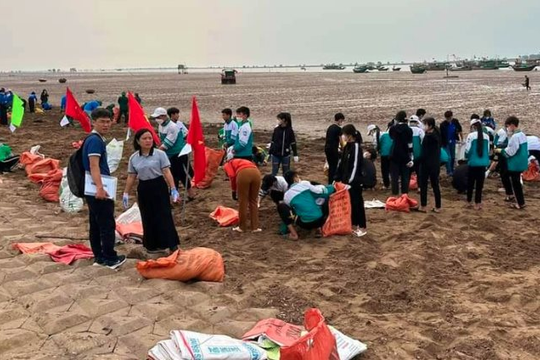 Nam Định: Thanh niên các lực lượng ra quân chiến dịch "Hãy làm sạch biển"
