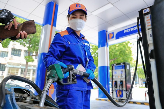 Giá xăng dầu đồng loạt giảm mạnh 