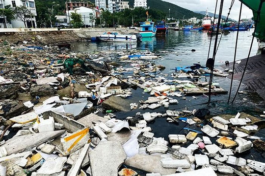 TP. Nha Trang: Tăng cường xử lý rác thải ra sông, biển để bảo vệ môi trường