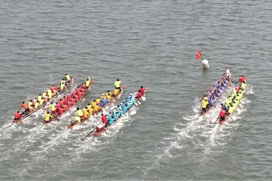 Ngư dân tranh tài đua thuyền kỷ niệm 48 năm Ngày giải phóng TP Đà Nẵng