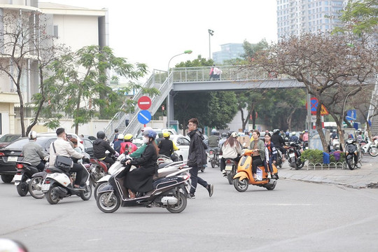 Cầu dành cho người đi bộ ở Hà Nội "có cũng như không"