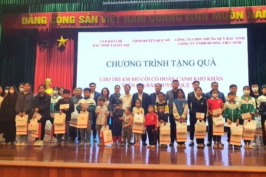 Câu lạc bộ Báo chí Bắc Ninh tại Hà Nội cùng nhà hảo tâm tặng quà cho 41 trẻ mồ côi cả cha lẫn mẹ ở huyện Quế Võ
