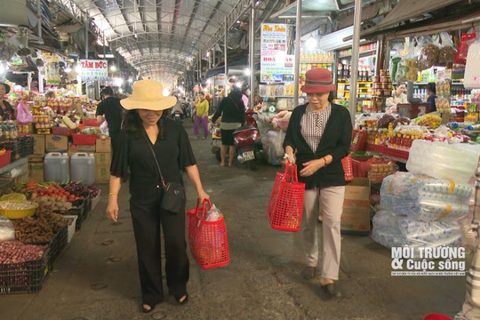 Phụ nữ Phú Yên “xách giỏ đi chợ” để hạn chế túi nilon bảo vệ môi trường