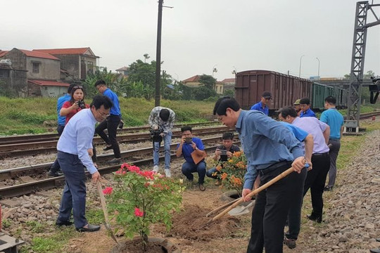 Ngành Đường sắt phát động phong trào 'Đường tàu-Đường hoa' tại tỉnh Quảng Bình