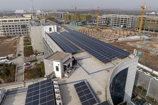 Trung Quốc lắp pin mặt trời trên mái nhà để chống biến đổi khí hậu