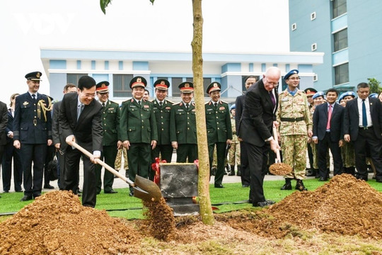 Thăm Cục Gìn giữ Hòa bình Việt Nam, Chủ tịch nước cùng Toàn quyền Australia trồng "cây hòa bình"