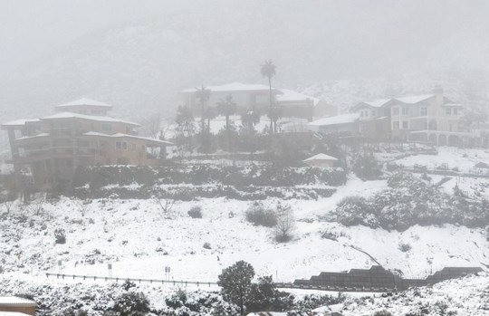 Mỹ ban bố tình trạng thảm họa ở California do tuyết rơi dày đặc