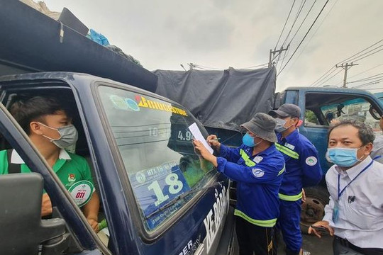 TP. Hồ Chí Minh dán tem cho 200 xe rác để ngăn rác lậu