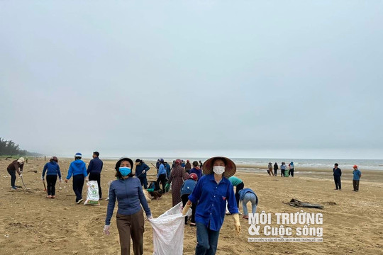Hà Tĩnh: Ngành giáo dục Thạch Hà ra quân làm sạch biển chào mừng 48 năm Ngày Giải phóng Miền Nam thống nhất đất nước 