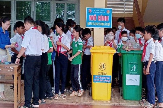 Sôi nổi hoạt động đổi rác thải nhựa lấy đồ dùng học tập ở Bình Định
