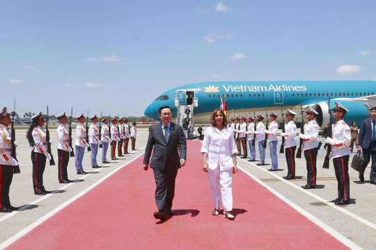 Chủ tịch Quốc hội đã đến sân bay José Martí, bắt đầu thăm chính thức Cuba