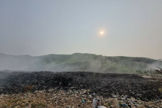 Bình Định: Cảnh "hun khói" kéo dài cả tháng vì cháy bãi rác ở TX An Nhơn