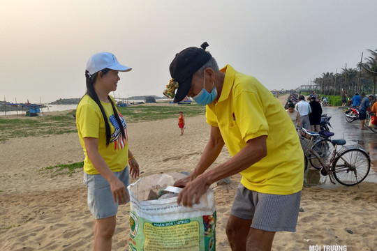 Cụ ông 80 tuổi ở  Phú Yên ngày ngày nhặt rác làm sạch bờ biển