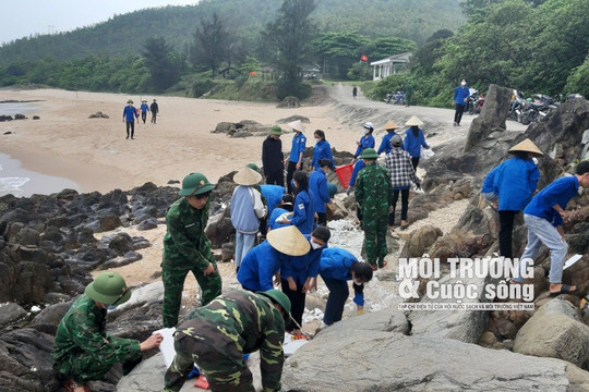 Hà Tĩnh: Đồn Biên phòng Đèo Ngang tổ chức chương trình "Hãy làm sạch biển"